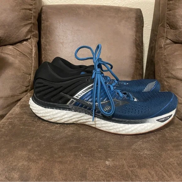 Saucony Men's Triumph 17 Navy and Black Athletic Shoes - Picture 2 of 5